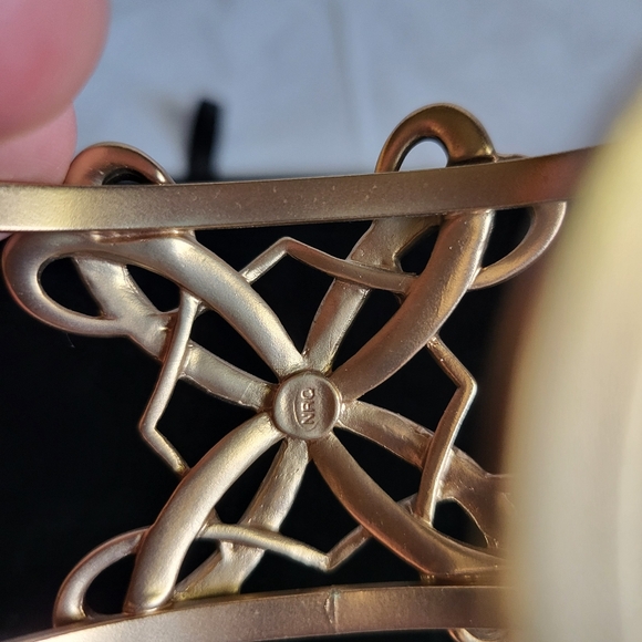 Vintage Bracelet Matte Gold Tone Pink Enamel Cuff Flower Filigree - Picture 4 of 5